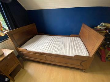 Oud massief eiken bed + lattenbodem beschikbaar voor biedingen