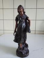 Te koop mooi, metaal/ bronzen beeldje Meisje met Sikkel!, Antiquités & Art, Antiquités | Bronze & Cuivre, Bronze, Enlèvement ou Envoi