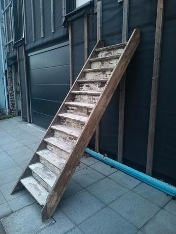 Houten trap uit afbraak beschikbaar voor biedingen