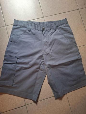 Werkshorts van polyester en katoen in keperstof beschikbaar voor biedingen