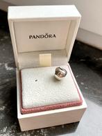 Charm Pandora pomme avec ver de terre en or, Handtassen en Accessoires, Bedels, Goud, Pandora