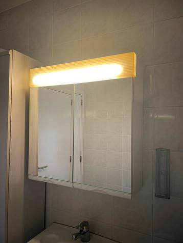 Spiegelkast met verlichting 65x67x21cm beschikbaar voor biedingen
