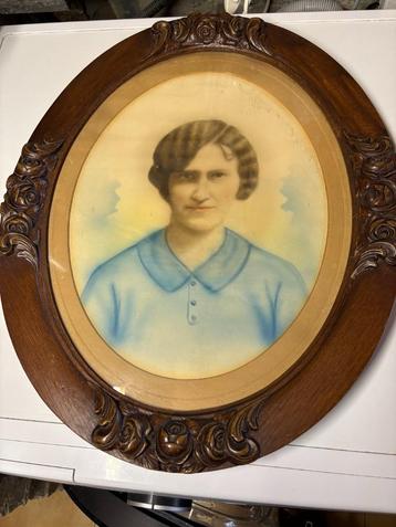 Ovaal frame met antiek vrouwenportret beschikbaar voor biedingen