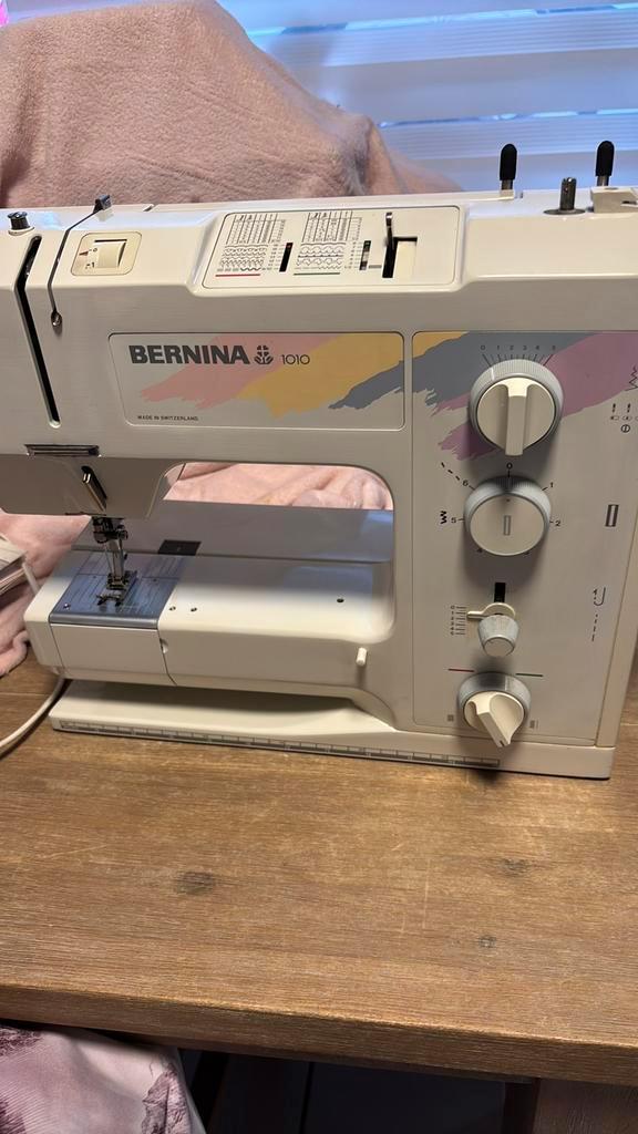 Berninia  1010 + toebehoren + hoes, Hobby en Vrije tijd, Naaimachines en Toebehoren, Gebruikt, Naaimachine, Bernina, Ophalen