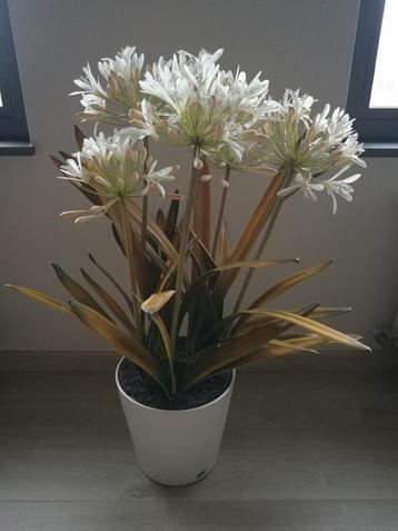 (kwaliteitsvolle) Kunstbloem met cachepot beschikbaar voor biedingen
