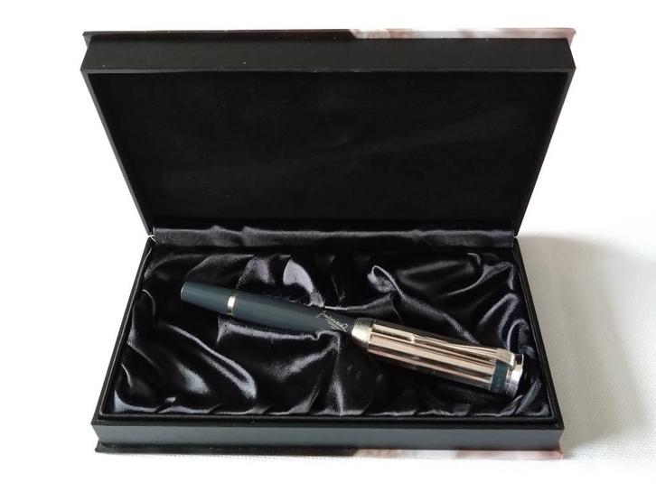 Montblanc Charles Dickens 18K/750 M-Nib, Verzamelen, Pennenverzamelingen, Nieuw, Vulpen, Mont Blanc, Met doosje, Ophalen of Verzenden