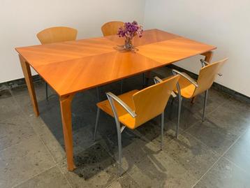 Eettafel en 4 stoelen beschikbaar voor biedingen