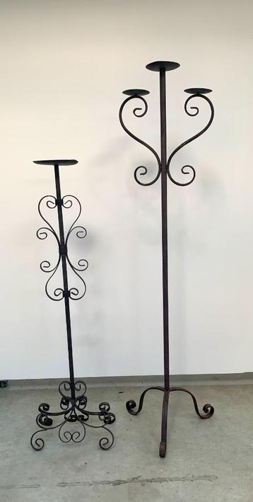 twee vintage gietijzeren kandelaars beschikbaar voor biedingen