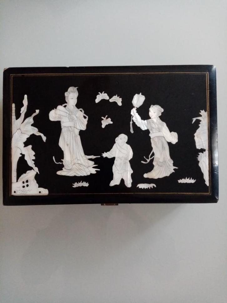 Boîte à Bijoux Chinoise en bois/nacre année 1960s 28/18/8cm, Antiquités & Art, Antiquités | Autres Antiquités, Enlèvement ou Envoi