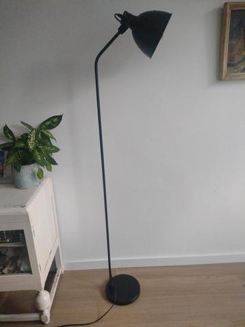 Industriële zwarte vloerlamp  beschikbaar voor biedingen