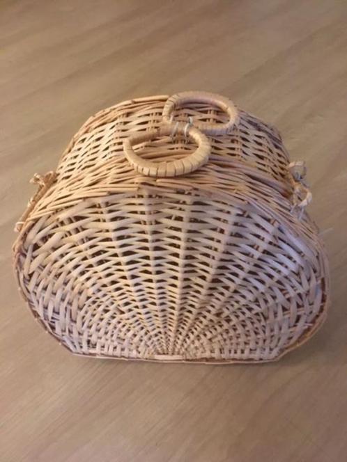 Halfronde mand van riet, Huis en Inrichting, Woonaccessoires | Schalen en Manden, Zo goed als nieuw, Mand, Rond, Riet, Ophalen of Verzenden