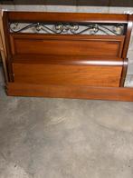 Prachtig bed met smeedijzeren accent, Huis en Inrichting, Slaapkamer | Bedden, Ophalen