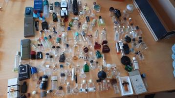 Lot de 133 miniatures de parfum vides