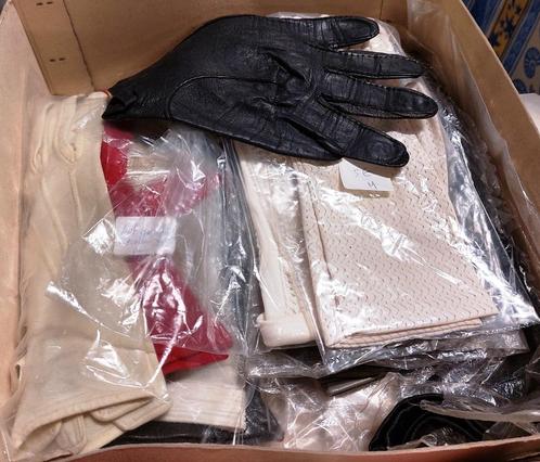 Lot de gants 1950  (tissu, cuir ou nubuck), Verzamelen, Kleding en Patronen, Zo goed als nieuw, Overige typen, Ophalen