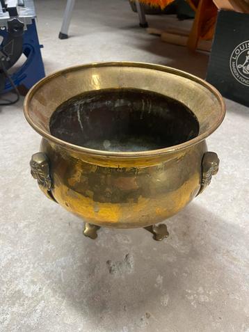 Koperen pot op pootjes (Zemst) beschikbaar voor biedingen