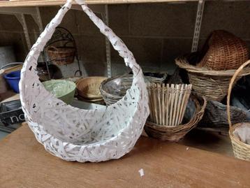 Rieten mandjes en bloempotten beschikbaar voor biedingen