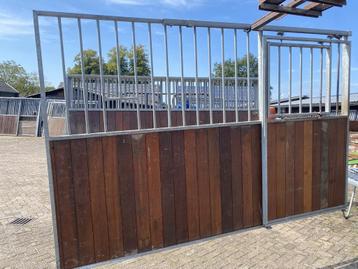 paardenbox met luik in schuifdeur disponible aux enchères