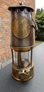 Engelse mijnwerkerslamp, Ophalen