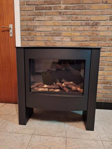 Gaskachel werkt perfect / 1 jaar gebruikt / nieuwprijs €1800 beschikbaar voor biedingen