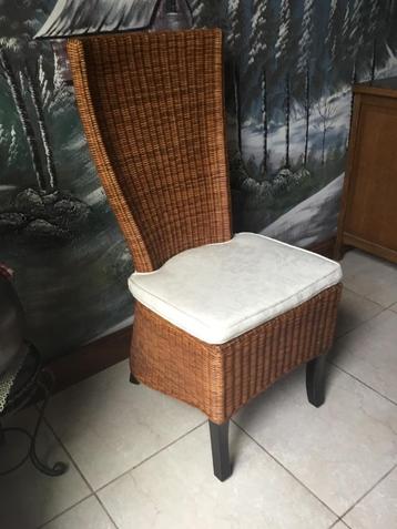 6 rotan stoelen in perfecte staat. Met gratis kussens. beschikbaar voor biedingen