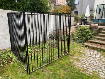 Hondenren 2 x 2 m met deur - 8 cm spijl ZWART beschikbaar voor biedingen
