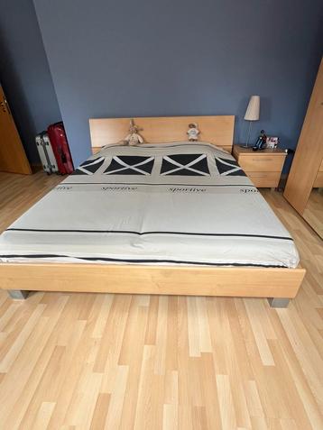 2-persoonsbed & commode & 2 nachtkastjes beschikbaar voor biedingen
