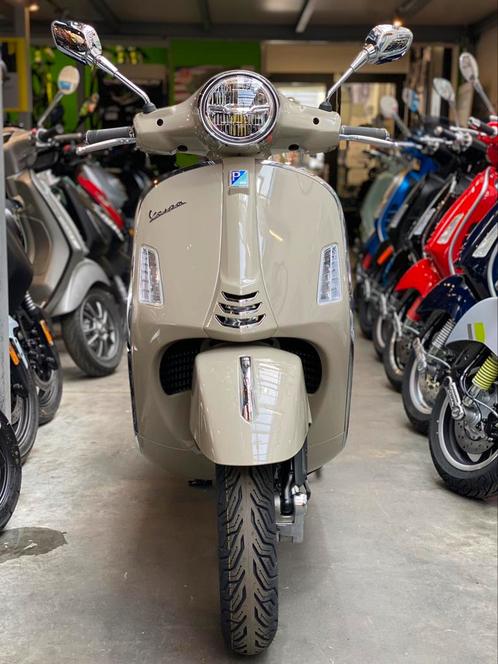 Vespa Gts 300 E5 2023 classica beige, Vélos & Vélomoteurs, Scooters | Vespa