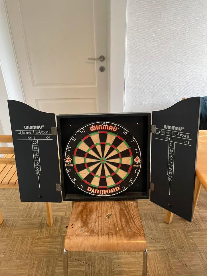 Dartbord Winmau diamond + kast, Sport en Fitness, Darts, Dartbord, Ophalen