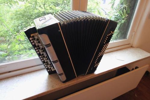 Accordéon Tembr (Bayan) b-griff. (sac de transport neuf incl, Musique & Instruments, Musiques & Instruments Autre, Utilisé, Enlèvement ou Envoi