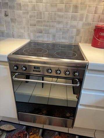 SMEG oven + keramische kookplaat   GOED ONDERHOUDEN beschikbaar voor biedingen