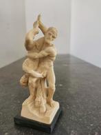 Santini alabaster beeldje "Mannen", Antiek en Kunst, Ophalen of Verzenden