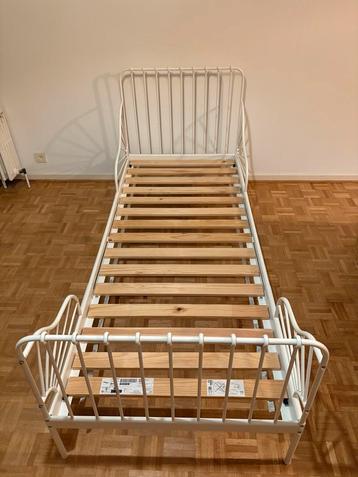 Kinderbed van wit metaal + lattenbodem beschikbaar voor biedingen