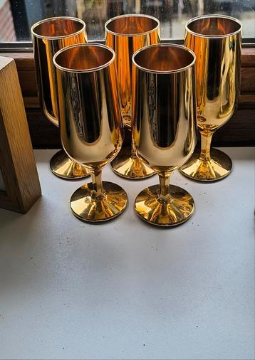 Set vintage goudkleurige glazen  beschikbaar voor biedingen