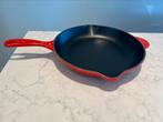 Le Creuset Skillet kersenrood, 26 cm in heel mooie staat, Huis en Inrichting, Gietijzer, Ophalen of Verzenden, Zo goed als nieuw