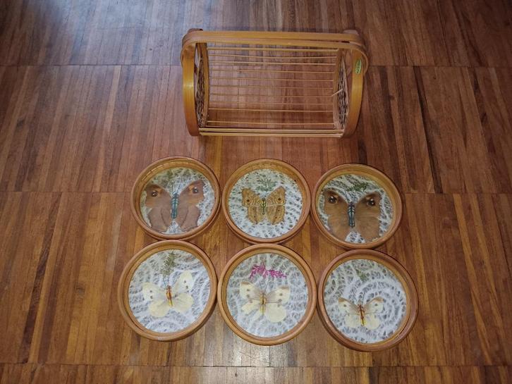 Vintage onderzetters met vlinders in bamboe houder, Huis en Inrichting, Woonaccessoires | Onderzetters, Zo goed als nieuw, Glas of Kopje