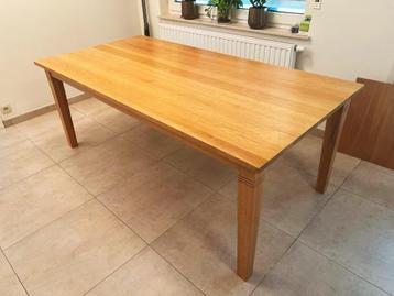 Nieuwe eettafel in massief eikenhout beschikbaar voor biedingen