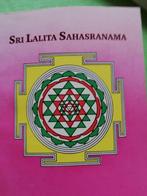 The Thousand Names Of The Divine Mother: Shri Lalita Sahasra, Livres, Amma, Comme neuf, Enlèvement ou Envoi, Spiritualiteit, Amma, Amritanandamayi, Muziek, Hindoeisme