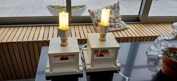 2 houten lampjes met lichtbron beschikbaar voor biedingen