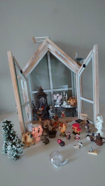 Miniatuur huisje van glas en hout ,verschillende attributen. disponible aux enchères