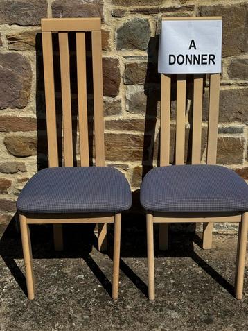 2 Chaises en bois usées a venir chercher (gratuit) beschikbaar voor biedingen