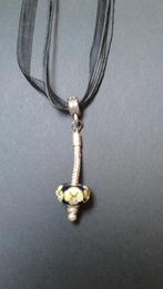 Collier avec pendentif à perle en verre à fleur jaune et noi, Bijoux, Sacs & Beauté, Colliers, Jaune, Avec pendentif, Enlèvement ou Envoi