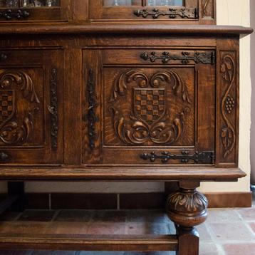 Vitrinekast met origineel houtsnijwerk beschikbaar voor biedingen
