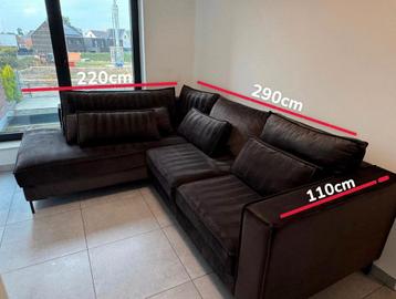 Zetel stoelen. Tafel beschikbaar voor biedingen