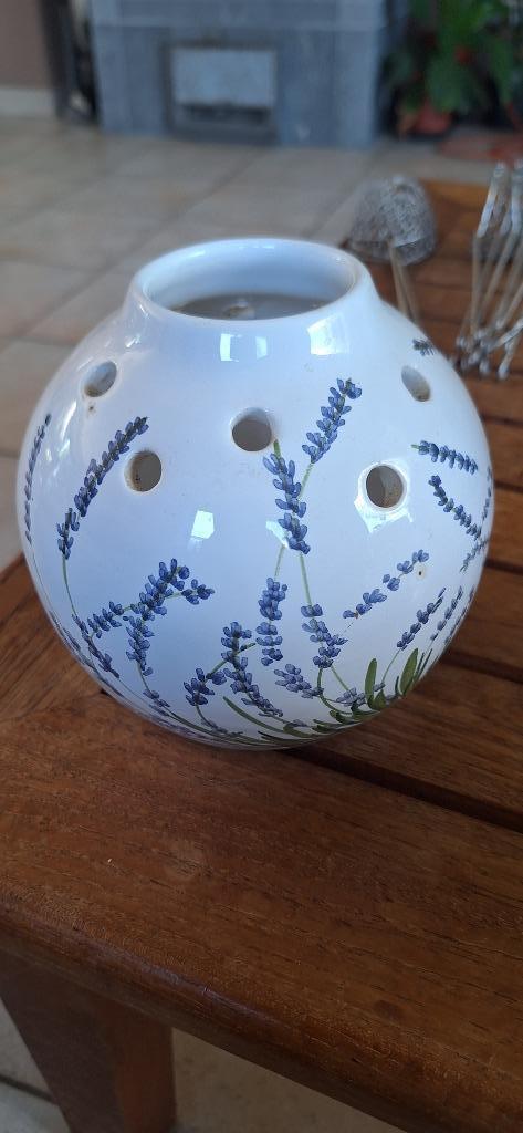 Vaasje voor lavendelbloemen., Huis en Inrichting, Woonaccessoires | Vazen, Gebruikt, Wit, Minder dan 50 cm, Aardewerk of Porselein