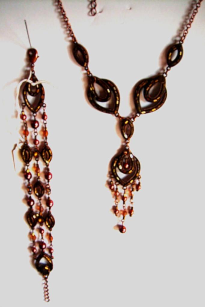 AVON : ensemble collier + bracelet, Bijoux, Sacs & Beauté, Colliers, Neuf, Brun, Enlèvement ou Envoi