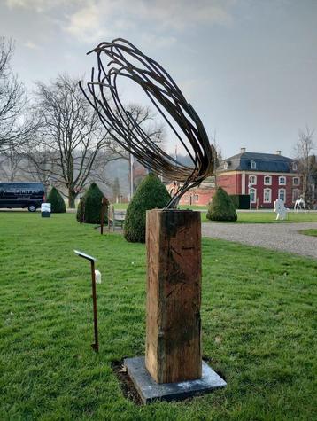 IJzeren tuinbeelden op hardhouten sokkel, Tuin en Terras, Tuinbeelden, Ophalen of Verzenden, Nieuw, Metaal, Abstract beeld