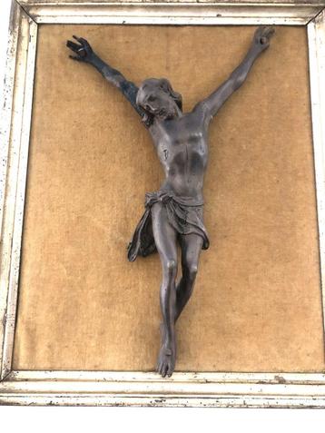 statue du christ en bois montée sur châssis disponible aux enchères