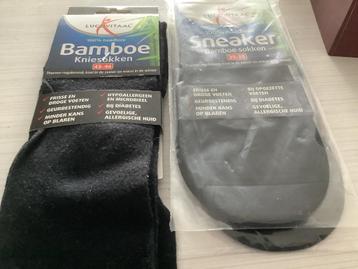 Kniesokken en sneakers beschikbaar voor biedingen