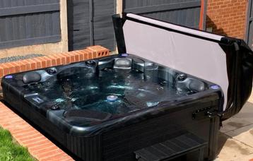 Nieuwe 5 persoons jacuzzi 2ligplaatsen Shiatsu/muziek beschikbaar voor biedingen