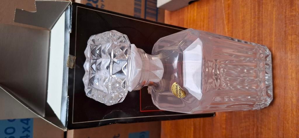 Verschillende kristallen karaffen, Ophalen